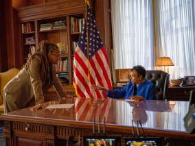 Esta imagen difundida por Netflix muestra a la directora Ava DuVernay, a la izquierda, junto a la 14.ª bibliotecaria del Congreso, Carla Hayden, durante el rodaje del documental "14th" sobre la 14.ª Enmienda, la cual otorgó libertad y derechos a las personas anteriormente esclavizadas tras la Guerra Civil. (Paul Garnes/Netflix via AP)