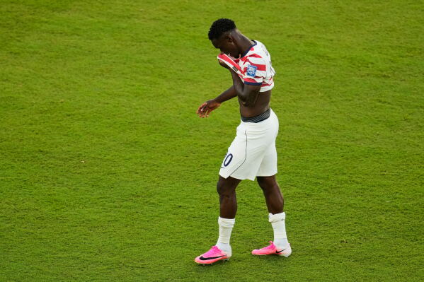 United States' Folarin Balogun (20) walks off the field after receiving a red card during the World Cup round of 32 soccer match between the United States and Bosnia in Santa Clara, Calif., near San Francisco, Wednesday, July 1, 2026. (AP Photo/Jeff Chiu)