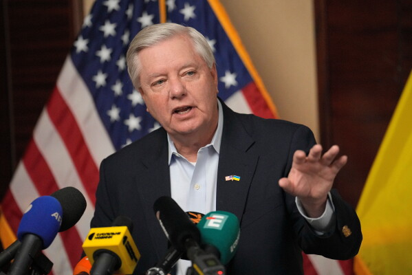 El senador estadounidense Lindsey Graham, republicano de Carolina del Sur, hace un gesto mientras habla con los medios en Kiev, Ucrania, el 18 de marzo de 2024. (AP Foto/Vadim Ghirda, Archivo)