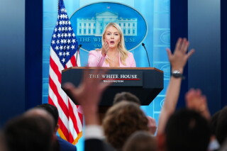 La secretaria de prensa de la Casa Blanca Karoline Leavitt habla con reporteros en el Centro de Prensa de la Casa Blanca en Washington, el 16 de julio del 2026. (AP foto/Julia Demaree Nikhinson)