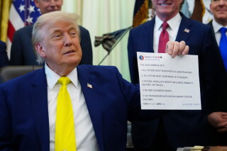 El presidente de Estados Unidos, Donald Trump, sostiene una imagen impresa de una publicación en su red social Truth Social en un acto sobre carbón, el jueves 4 de junio de 2026, en la Oficina Oval de la Casa Blanca en Washington. (AP Foto/Julia Demaree Nikhinson, Archivo)